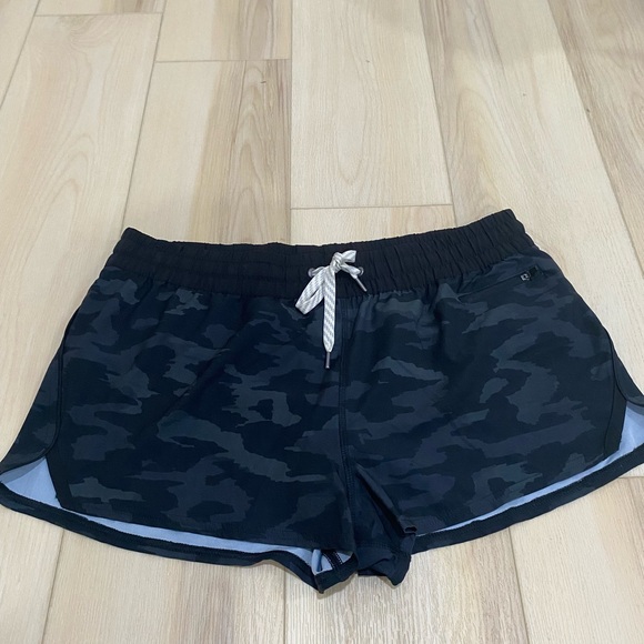Vuori Clementine Shorts Women’s XL Black Camo 2” Lined Athletic - Picture 1 of 6